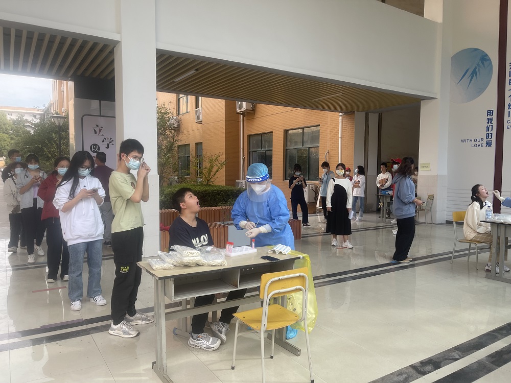 学生进行核酸检测中.JPG