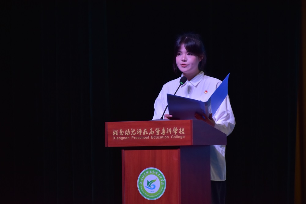 学生会主席团杨力娜提案报告.jpg