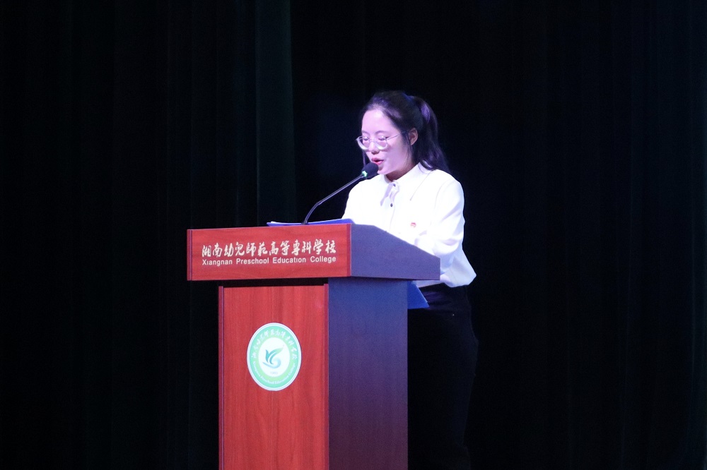 主持人宣读批复.jpg