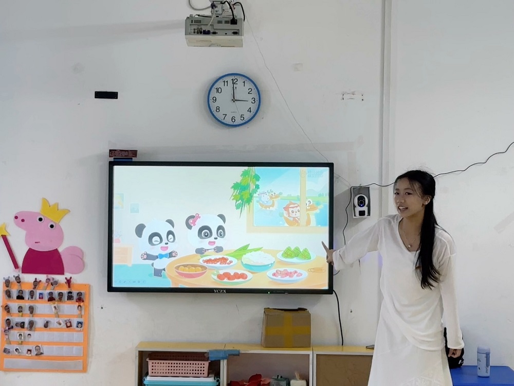 志愿者讲解图片.png