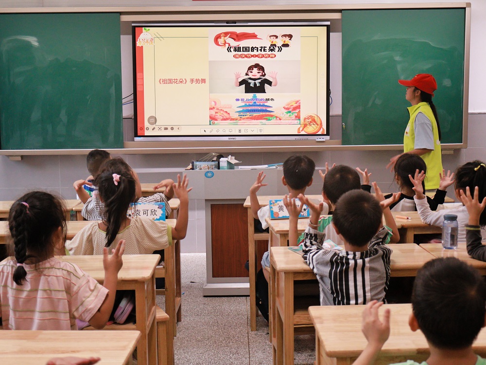志愿者带领学生做手势舞.jpg