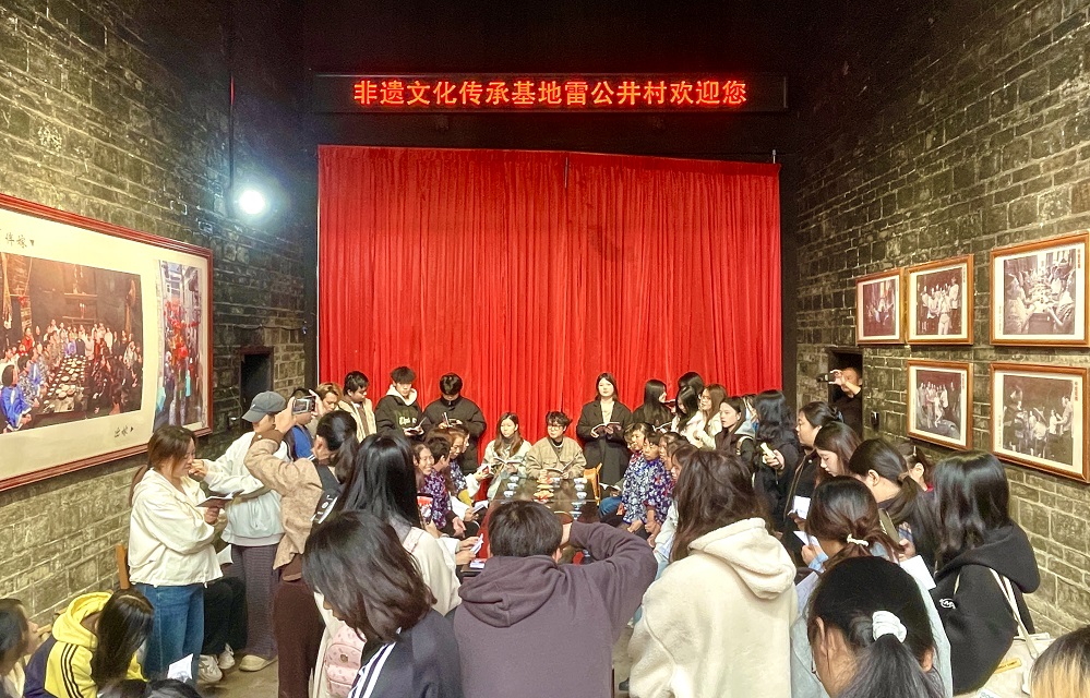 湘南幼专艺术设计学院音乐教育专业师生赴嘉禾开展伴嫁歌非遗考察活动照片..jpg