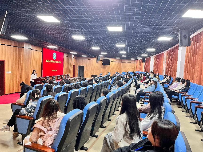 学习委员入馆学习助力学生深度探索知识海洋